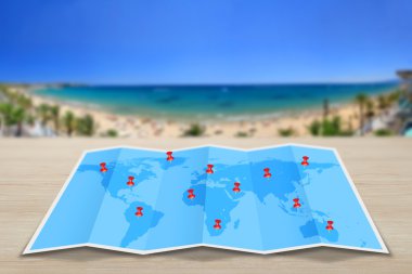 PIN harita simgesi mavi bir harita üzerinde